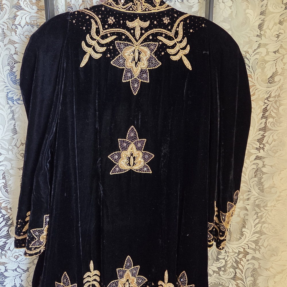 Vintage 40s Black 100% Silk Velvet Coat/kaftan with Gold Embroidery - Picture 8 of 8